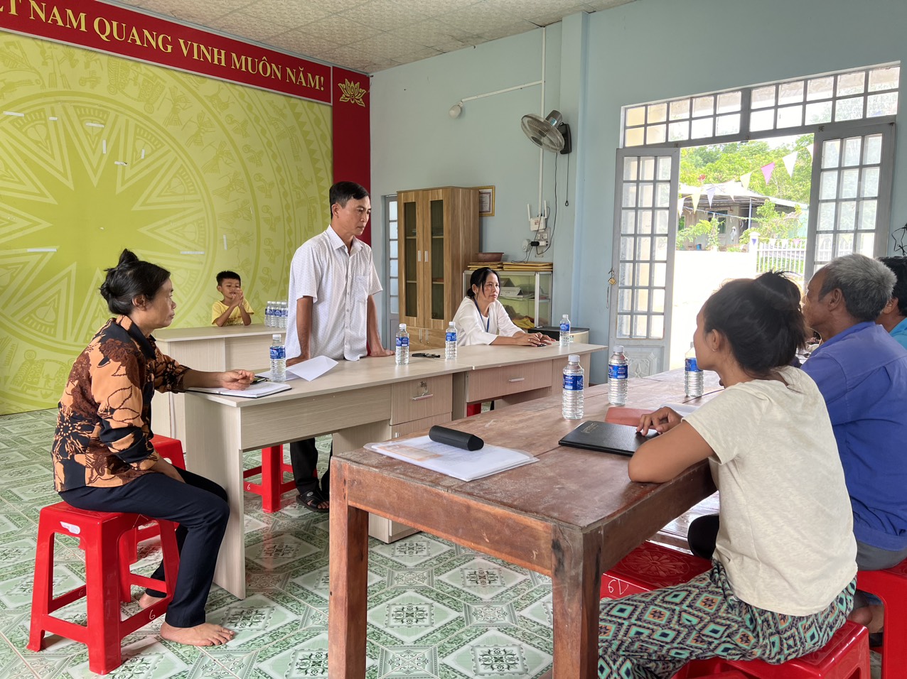 Chiều ngày 21/5, đồng chí Nguyễn Thị Quý – Bí thư Đảng ủy, Chủ tịch HĐND xã và đồng chí Phạm Thị Trà – Chủ tịch UBMTTQVN xã cũng đã về dự họp dân tại sóc 6