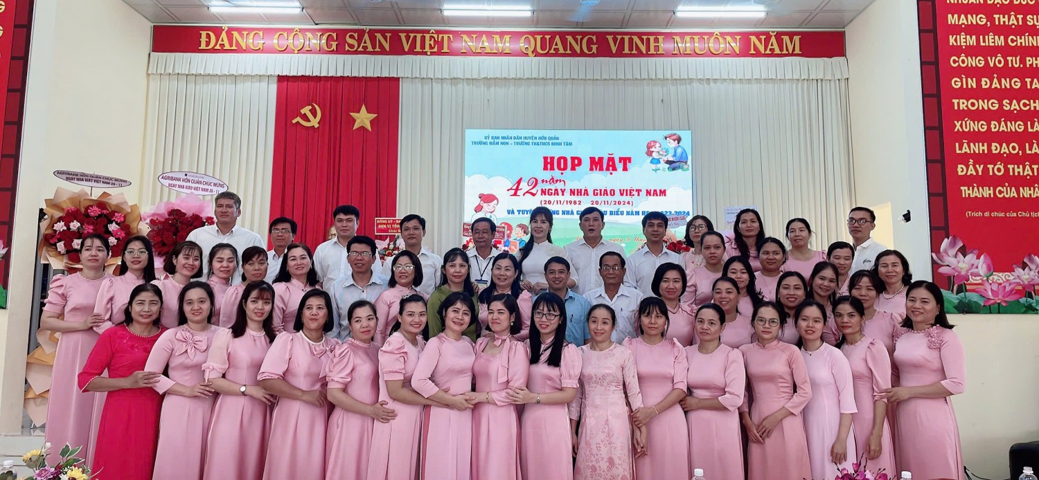 Tập thể Giáo viên trường TH-THCS Minh Tâm chụp ảnh lưu niệm cùng lãnh đạo địa phương.