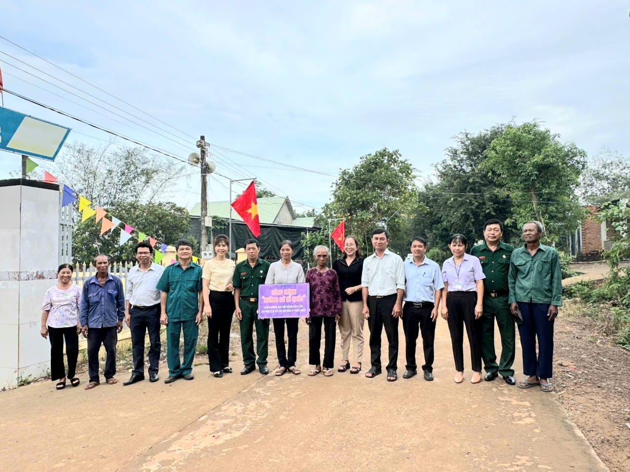 HỘI CỰU CHIẾN BINH XÃ MINH TÂM PHỐI HỢP VỚI CHI BỘ SÓC 6  - BÀN GIAO CÔNG TRÌNH "ĐƯỜNG CỜ TỔ QUỐC" TẠI NHÀ VĂN HÓA SÓC 6