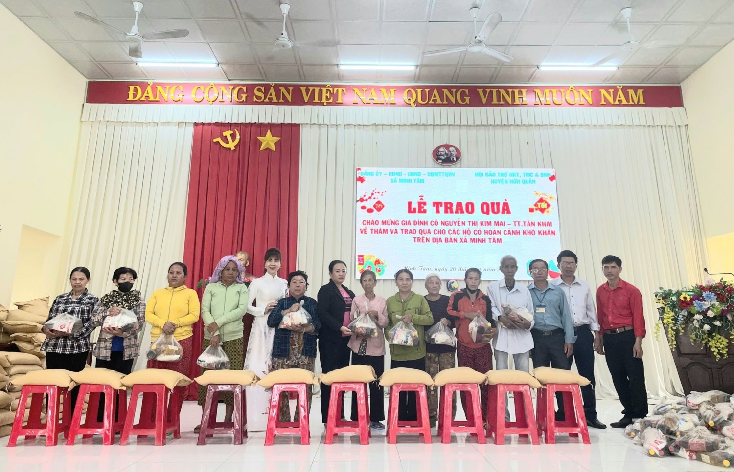 HỘI BẢO TRỢ NKT - TEMC VÀ BHN HUYỆN HỚN QUẢN CÙNG GIA ĐÌNH CÔ NGUYỄN THỊ KIM MAI - TT TÂN KHAI TRAO QUÀ CHO HỘ NGHÈO, HỘ KHÓ KHĂN TRÊN ĐỊA BÀN XÃ MINH TÂM.