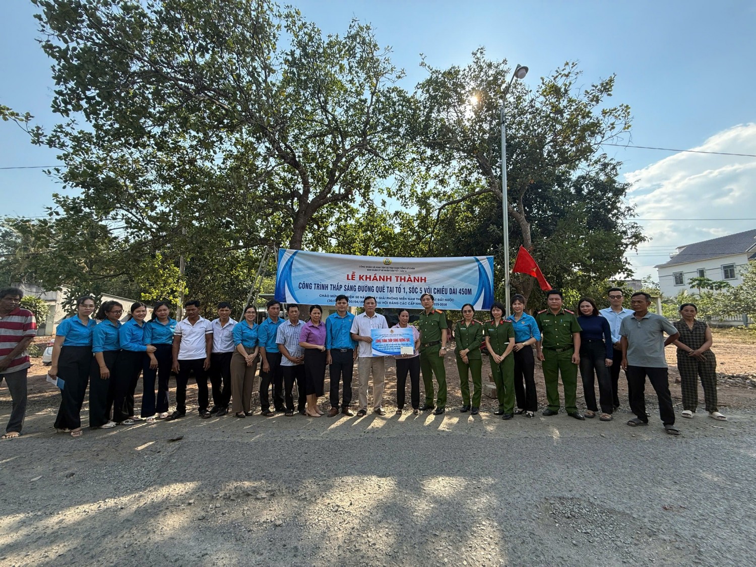CÔNG ĐOÀN XÃ MINH TÂM PHỐI HỢP BÀN GIAO CÔNG TRÌNH "THẮP SÁNG ĐƯỜNG QUÊ" TẠI TỔ 1, SÓC 5