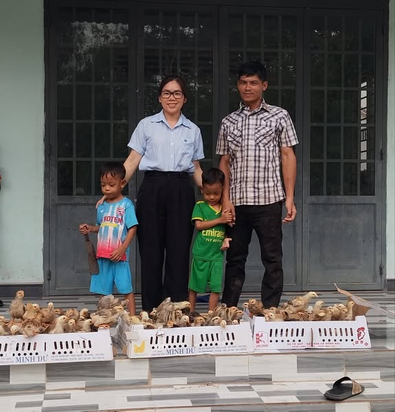 ĐOÀN XÃ MINH TÂM TRAO SINH KẾ CHO THANH NIÊN CÓ HOÀN CẢNH KHÓ KHĂN